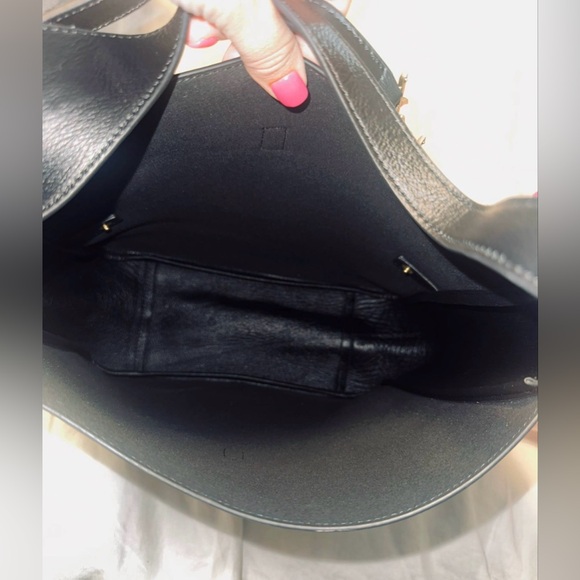 Elegant Black Hobo Bag with Gold Detail - Picture 4 of 4